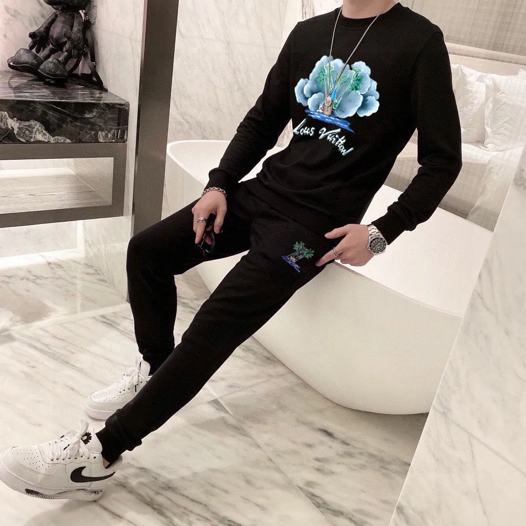 🅿️380 [LV Louis Vuitton] (Fat Man Gospel) hot-selling suit is coming. Focus on the original version of the official website. 2025 new hot-selling sweatshirt suit. The original order is hard to buy🇭🇰. It is the meticulous work of top designers for a fitting and perfect upper body effect. All-natural high-quality Roman cotton 100%, close-fitting comfort, noble and elegant! Original hardware embodies elegance and nobility! Counter size: M-5XL (maximum wear up to 220 pounds)